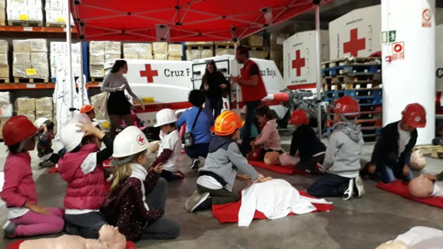 Imagen de niños de Primaria durante la jornada de conocimiento de la labor del voluntariado de Cruz Roja.