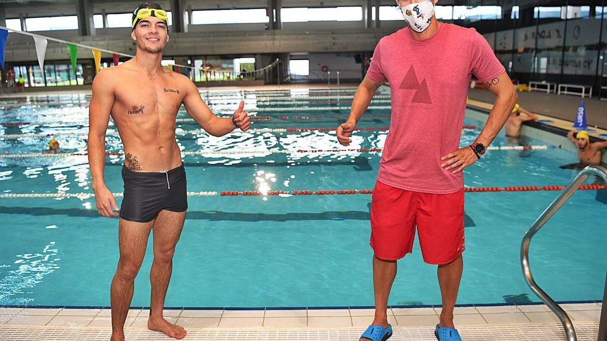 Jason Angarita, a la izquierda, junto a su entrenador, Miki Acosta, en la piscina de Termaria.