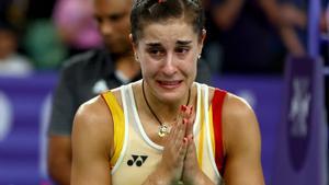 La jugadora española Carolina Marín agradece al públilco tras sufrir una lesión durante su partido de semifinales de bádminton femenino individual de los Juegos Olímpicos de París contra la china Bing Jiao He en el pabellón a Chapelle Arena este domingo en la capital francesa. 