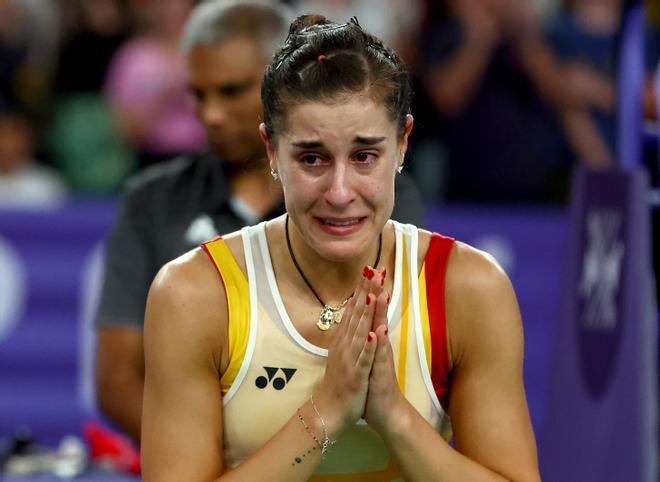 La jugadora española Carolina Marín agradece al públilco tras sufrir una lesión durante su partido de semifinales de bádminton femenino individual de los Juegos Olímpicos de París contra la china Bing Jiao He en el pabellón a Chapelle Arena este domingo en la capital francesa. 