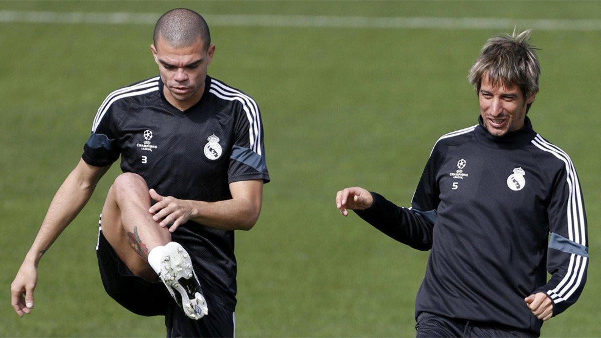 Pepe Lima y Fabio Coentrao durante un entrenamiento del Real Madrid en la Ciudad Deportiva en Valdebebas