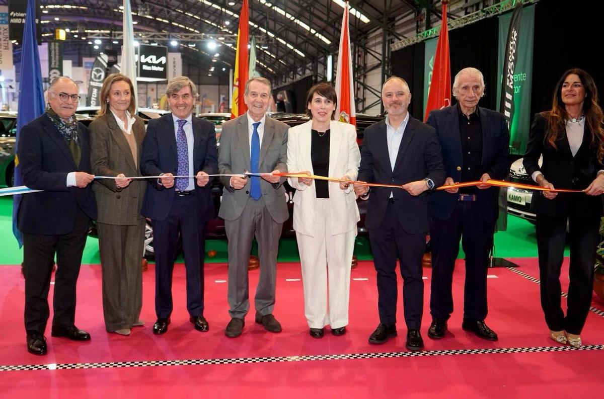 Lorenzana, junto a otras autoridades, en la inauguración del Salón