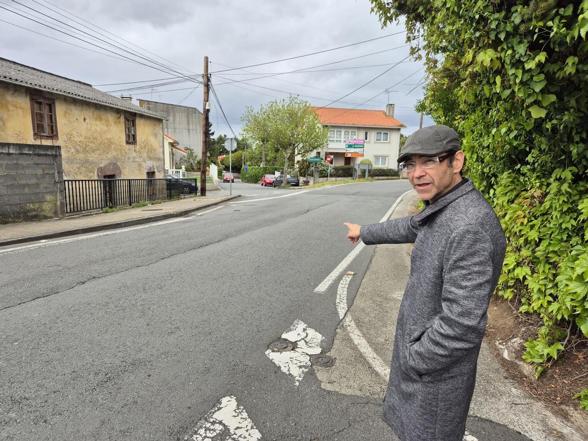 Alfonso Vázquez señala el cruce de Casares Quiroga con la rúa Follas Novas.