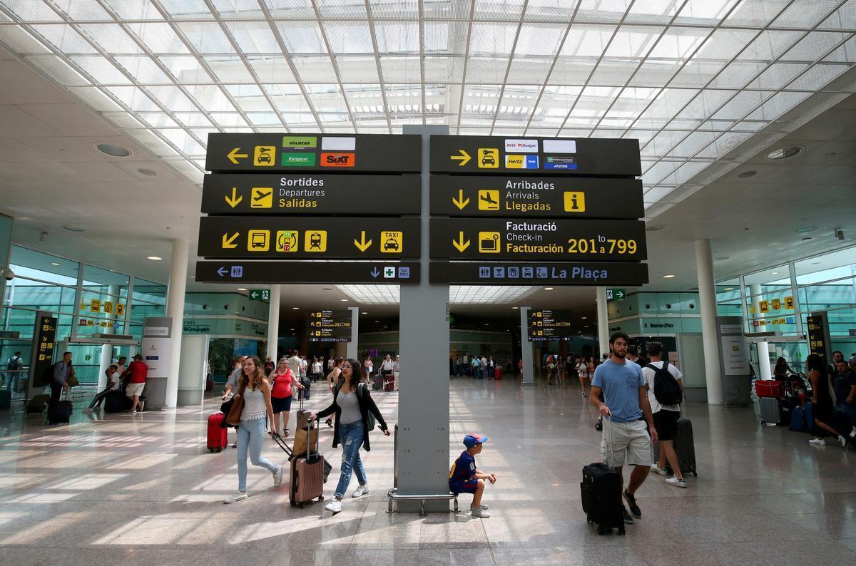 Els passatgers no hauran de treure líquids ni portàtils en els controls dels aeroports espanyols a partir del 2024