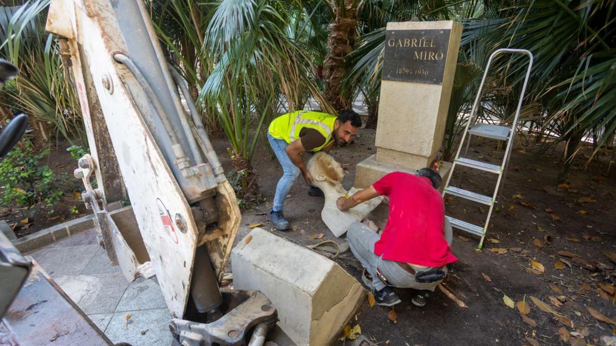 Destrozos en el monumento 
a Gabriel Miró realizado 
por José Samper. jose navarro