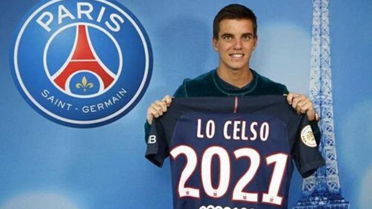 Lo Celso posa con la camiseta de su nuevo equipo, el PSG