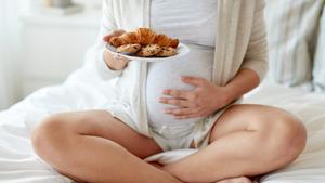 Comer demasiados ultraprocesados durante embarazo afecta al lenguaje del niño