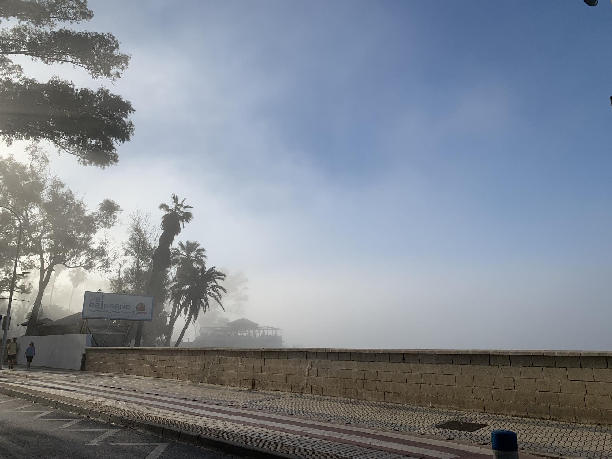 Málaga amanece cubierta de niebla