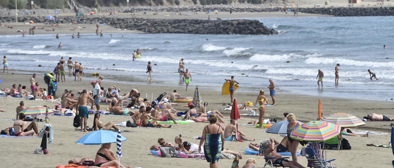 Turistas en Playa del Inglés.