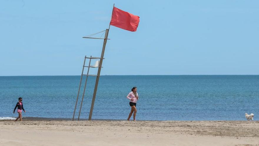 &quot;Las playas son el espacio más seguro porque hay sol y ventilación&quot;, defiende Puig