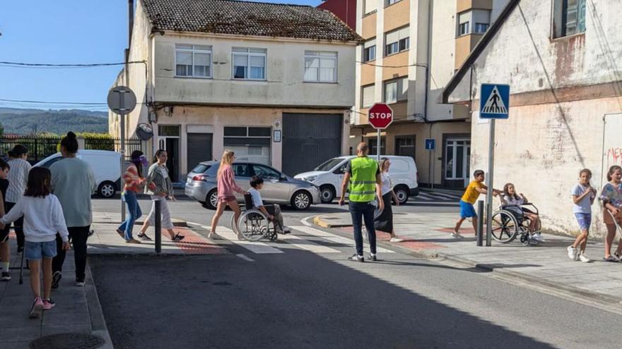 Escolares chequean la acccesibilidad de A Laracha