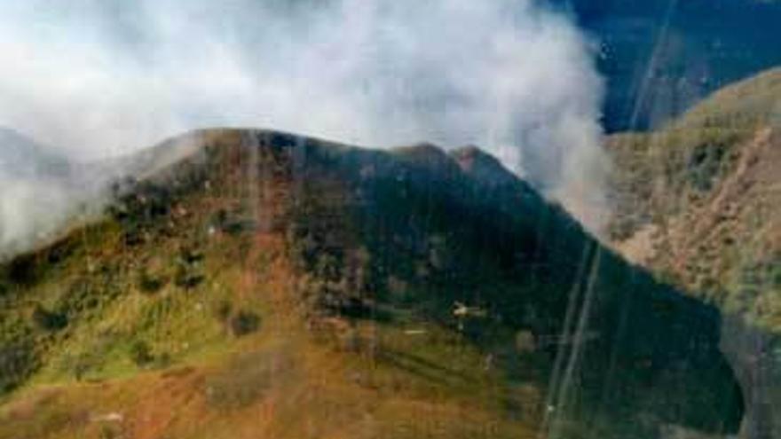 Humareda provocada por el incendio en el Monasterio del Coto.