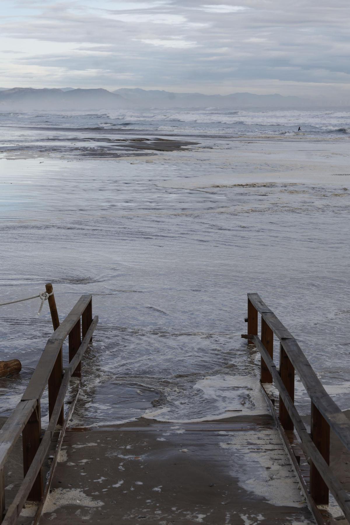 Aspecto de la playa de la Malva-rosa, en València.