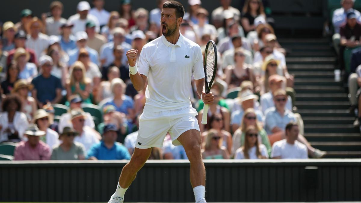 Djokovic celebra su victoria ante Evans en Wimbledon