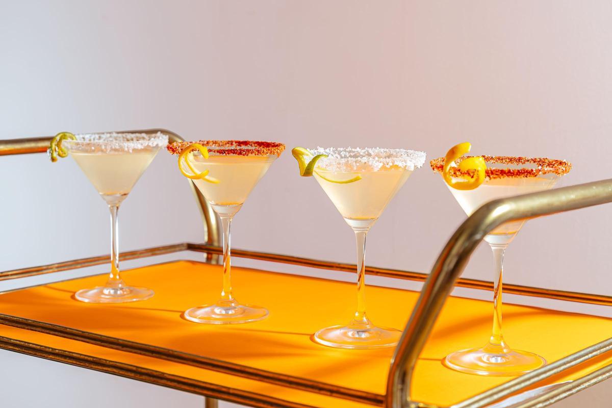 Varias copas de la margarita premium Santa Brisa