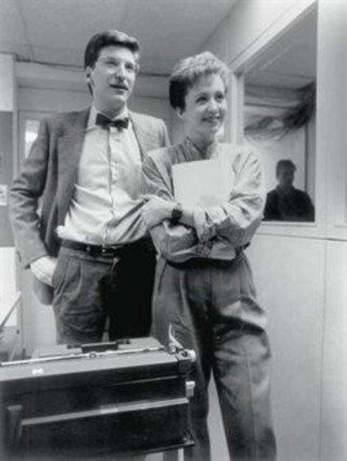 Enric Calpena i Maria Gorgues, abans de l’emissió del ’Telenotícies’, l’informatiu estrella de TV-3, el 1984. Enric Calpena i Maria Gorgues, abans de l’emissió del ’Telenotícies’, l’informatiu estrella de TV-3, el 1984.