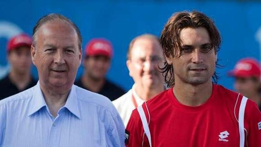 David Ferrer, junto a Manolo Galé, tras disputar frente a Nicolás Almagro la final del Tenis Playa de 2010.