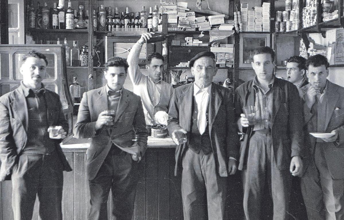 ESCENAS COTIDIANAS. TAMBIÉN ABUNDAN LAS ESCENAS DE LA VIDA DIARIA, COMO ESTA DE UNOS PARROQUIANOS EN UN ESTABLECIMIENTO HOSTELERO. | VALENTÍN VEGAFERROCARRIL. EL TRENECILLO QUE TRANSPORTABA A LOS TRABAJADORES DE LOS TALLERES DE SANTA ANA ES UNA DE LAS IMÁGENES RESCATADAS. | VALENTÍN VEGADigital Camera