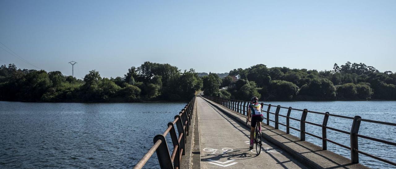 Un ciclista cruza en embalse de Cecebre. |   // CASTELEIRO/ROLLER AGENCIA