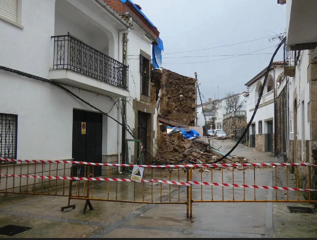 Fotogalería | El antiguo colegio de las monjas de Aldeanueva de la Vera se derrumba Fotogalería | El antiguo colegio de las monjas de Aldeanueva de la Vera se derrumba