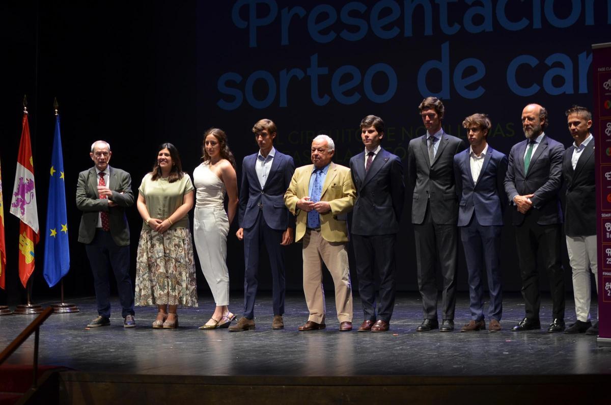 Novilleros participantes, con autoridades.