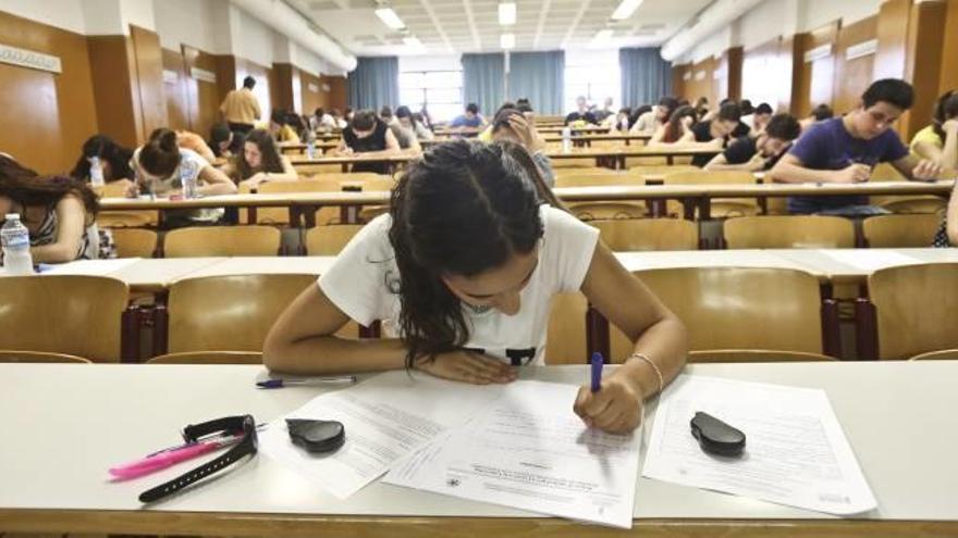 Estudiantes en mitad de un examen de Selectividad, en una convocatoria anterior.