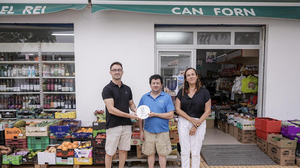 Can Forn, en Sant Francesc, ha visto reconocida su trayectoria como comercio familiar desde 1958