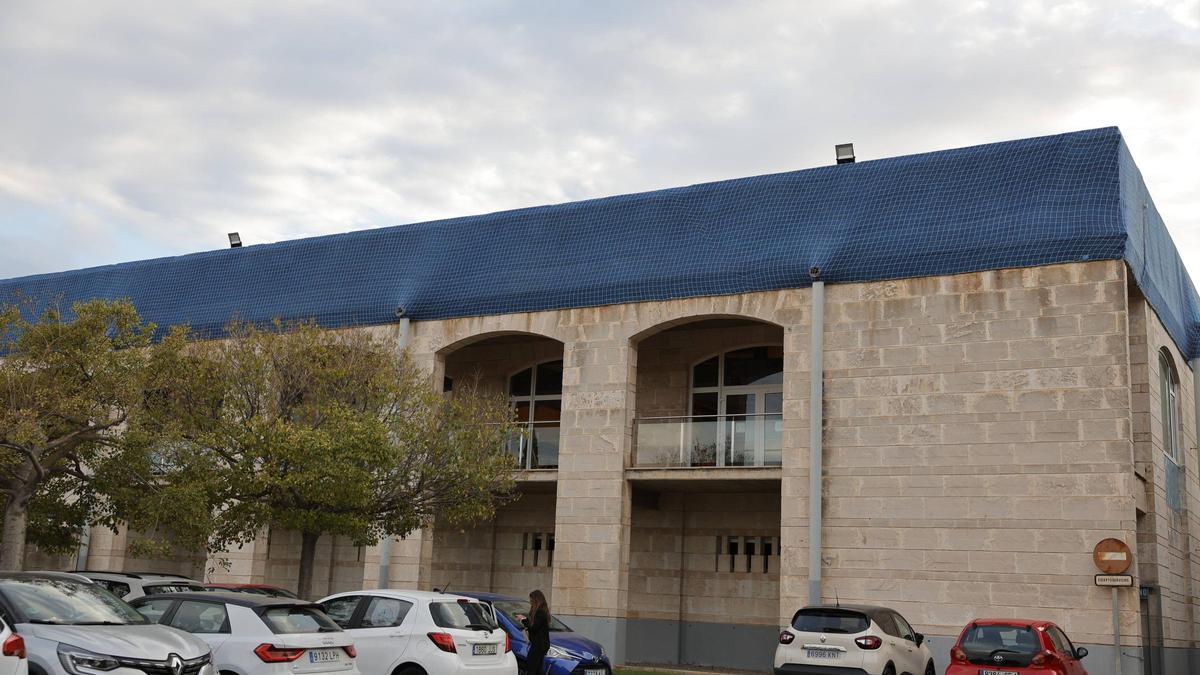 Una red de protección en la fachada del Germans Escalas evita desprendimientos.