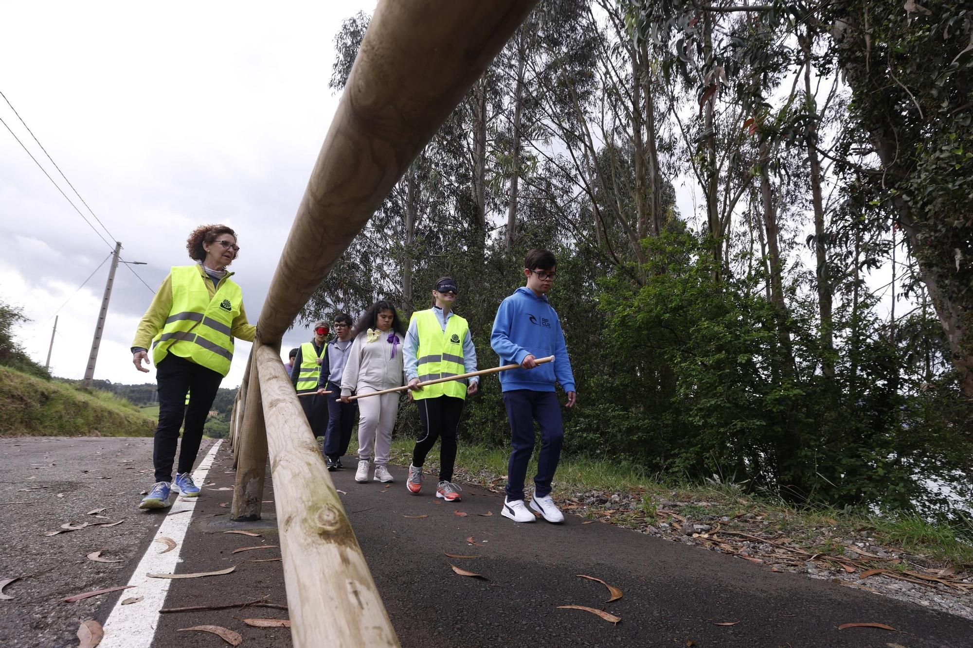 EN IMÁGENES: Así fue la ruta senderista en Corvera del alumnado del colegio San Cristóbal con voluntarios de Arcelor