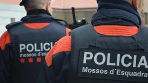 Dos agents dels Mossos dEsquadra, en una foto darxiu.