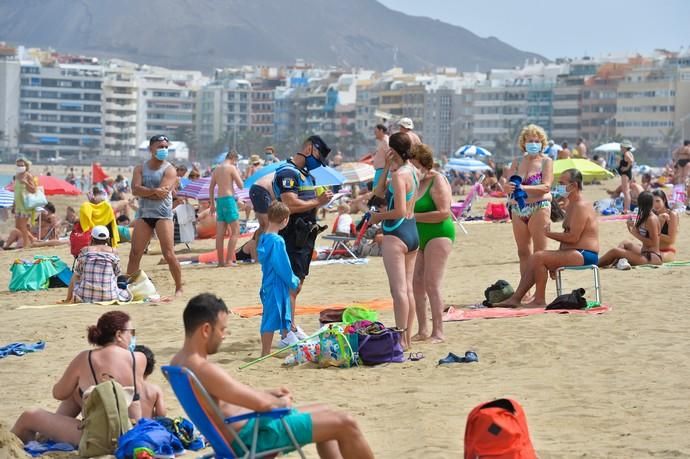 28-08-2020 LAS PALMAS DE GRAN CANARIA. Playa de Las Canteras.  La Policía Local intensifica los controles por las nuevas normativa anti covid. Fotógrafo: ANDRES CRUZ  | 28/08/2020 | Fotógrafo: Andrés Cruz