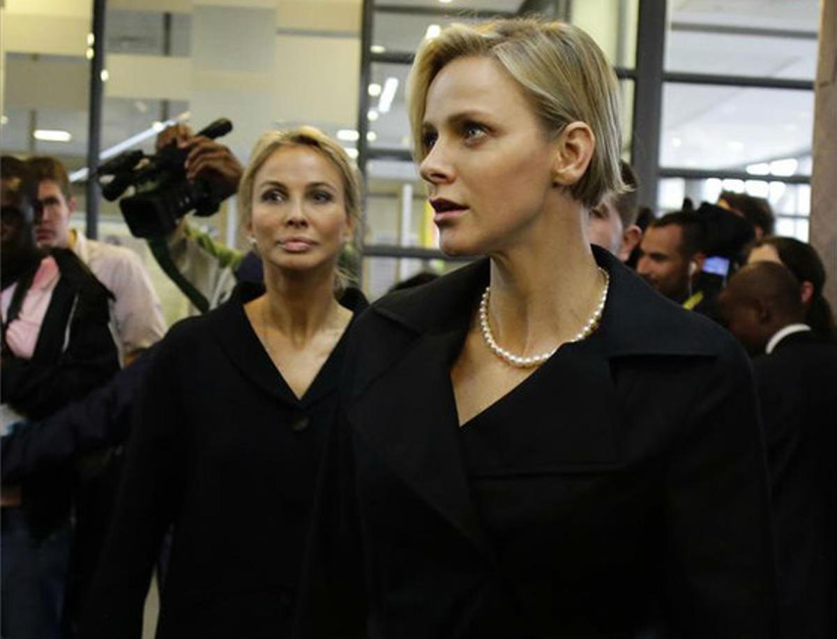 La princesa Charlene de Mònaco (dreta) arriba a Johannesburg en companyia de Corinna zu Sayn-Wittgenstein. La princesa Charlene de Mònaco (dreta) arriba a Johannesburg en companyia de Corinna zu Sayn-Wittgenstein.