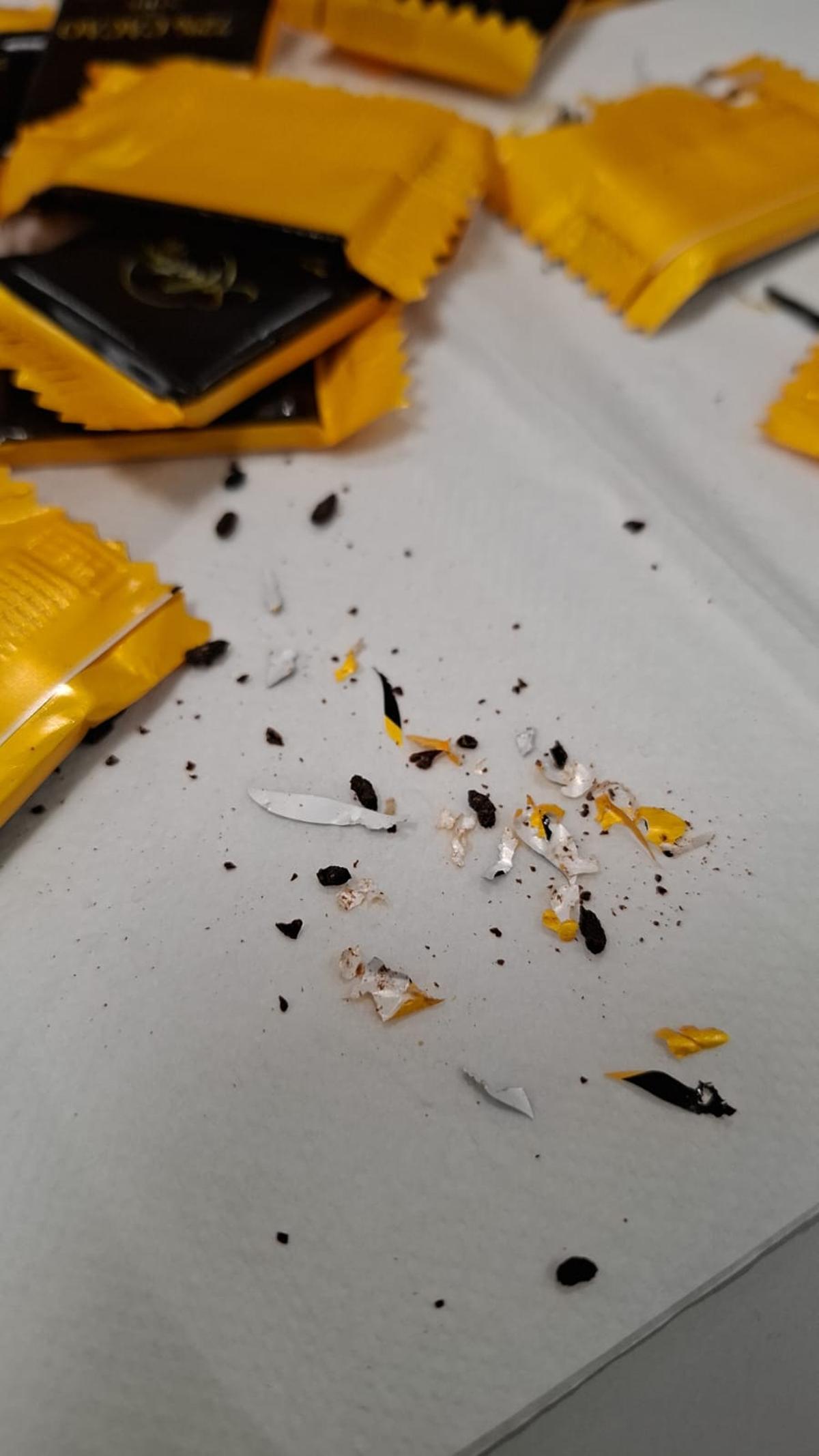 Los envoltorios roídos de galletas y excrementros de ratón.