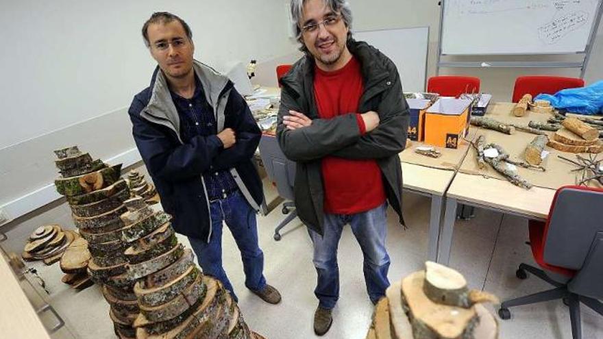 Pedro Álvarez y Marcos Barrio, en el laboratorio de GIS-Forest, en el campus de Mieres.