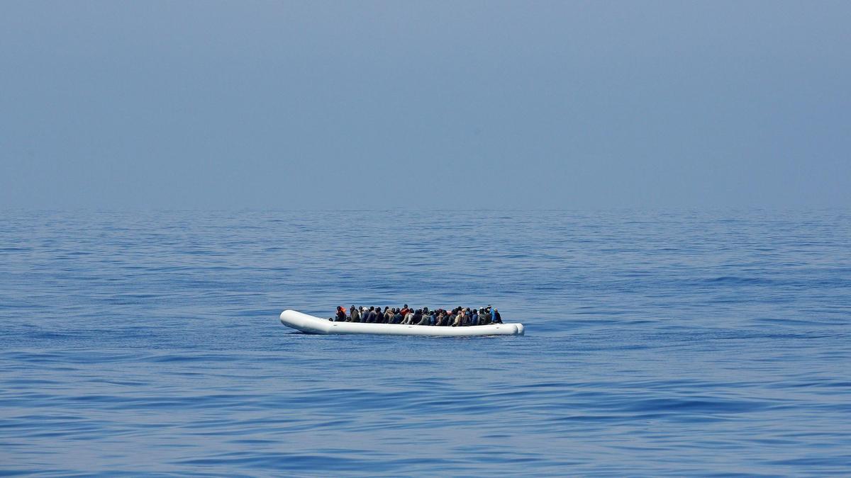 Imagen de archivo de una embarcación con migrantes a bordo.