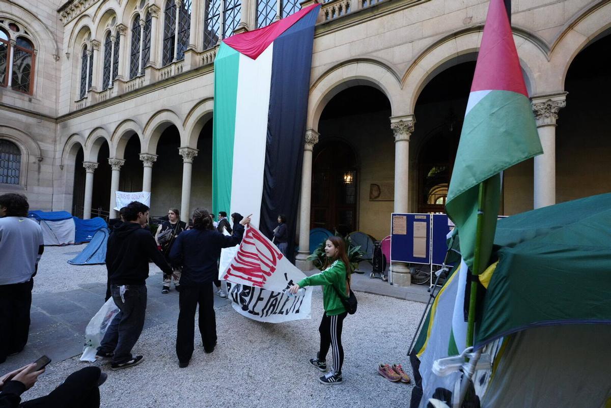 Acampada en apoyo a Palestina en la UB del Raval