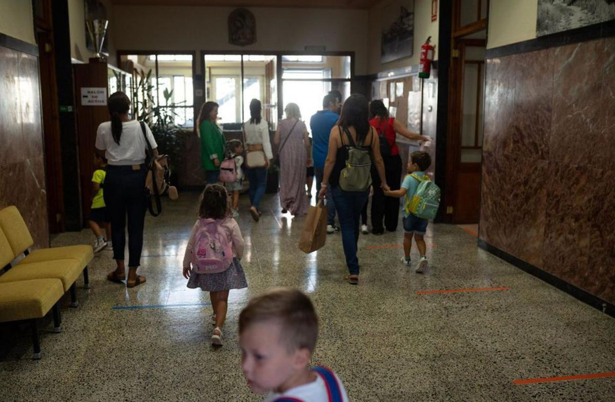 Varios niños entran en un colegio concertado de la capital. | Emilio Fraile