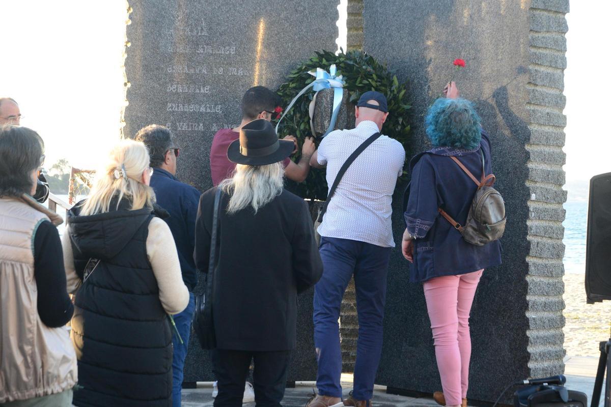 La ofrenda floral en el monumento a Johan Carballeira en uno de los homenajes anteriores.