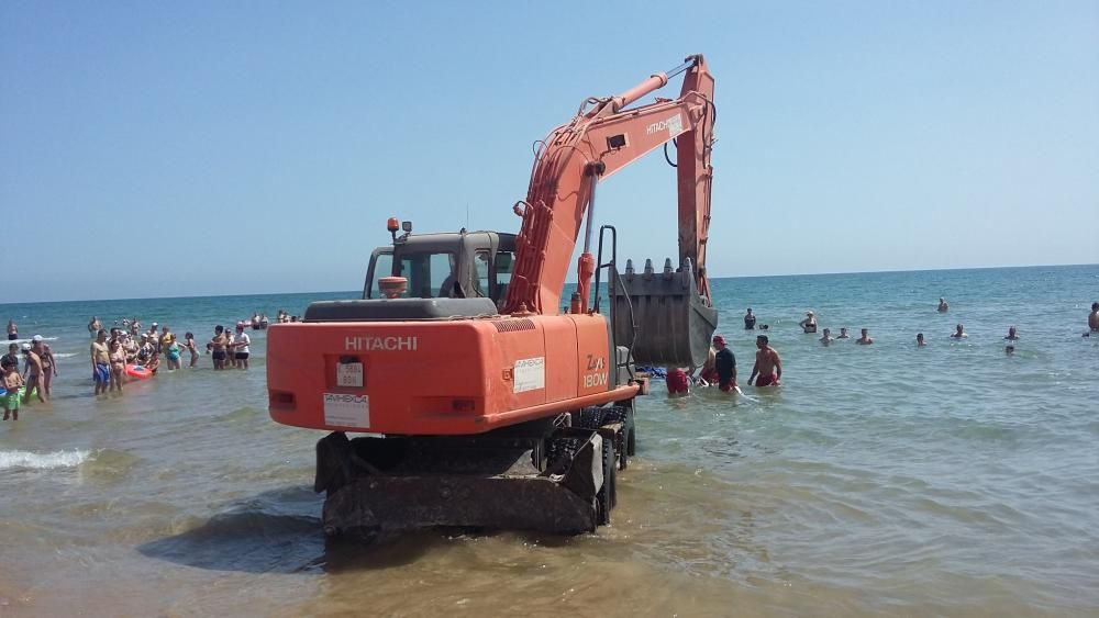 Bala de paja hallada en la playa de Gandia