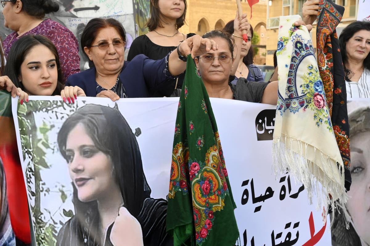 Manifestantes en Beirut (Líbano) en protesta por la muerte de Mahsa Amini.