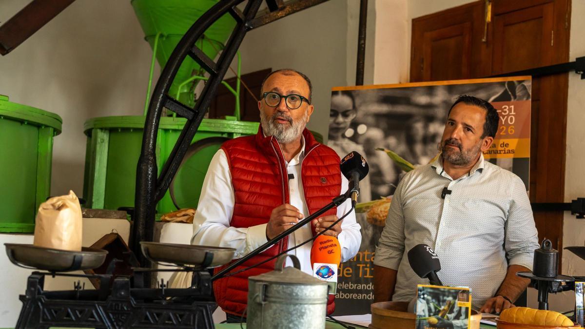 El alcalde Francisco García y el edil de Identidad José Miguel Vega en el Museo del Gofio.