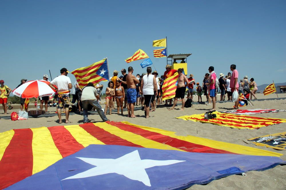 Caminada de l'ANC a les platges de l'Alt Empordà