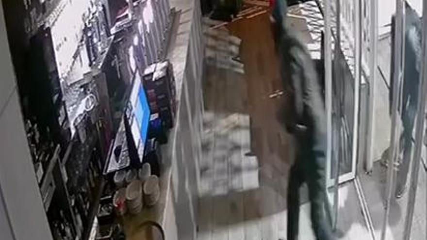 Una cámara de seguridad capta el robo de dos ladrones en un bar de Moncofa