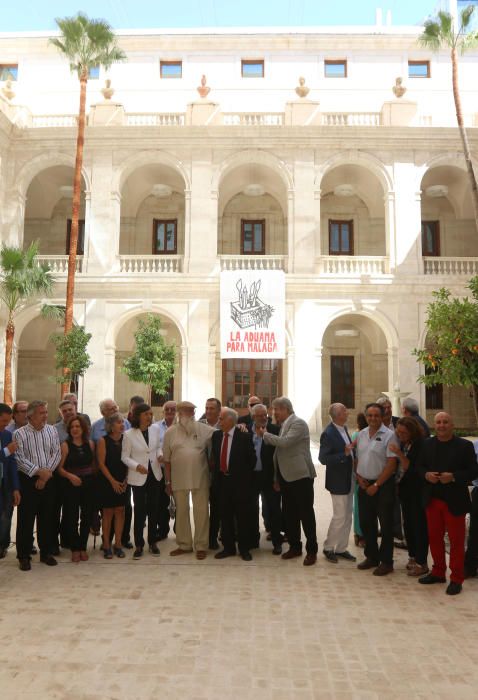 Rosa Aguilar, acompañada por integrantes de la Plataforma de la Aduana y la Asociación de Amigos del Museo de Málaga, ha visitado las instalaciones que, por el momento, siguen sin fecha de apertura co