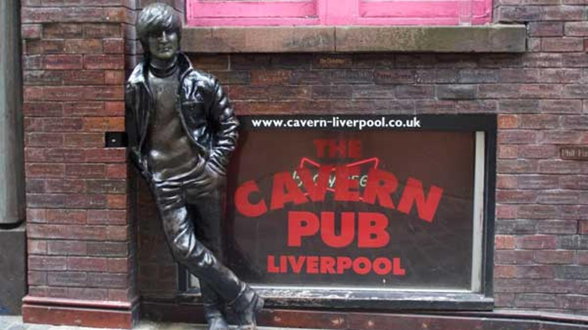 Estatua de John Lennon en The Cavern Club.