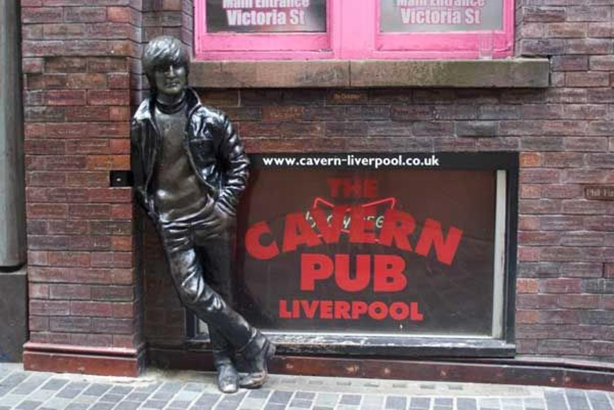 Estatua de John Lennon en The Cavern Club.