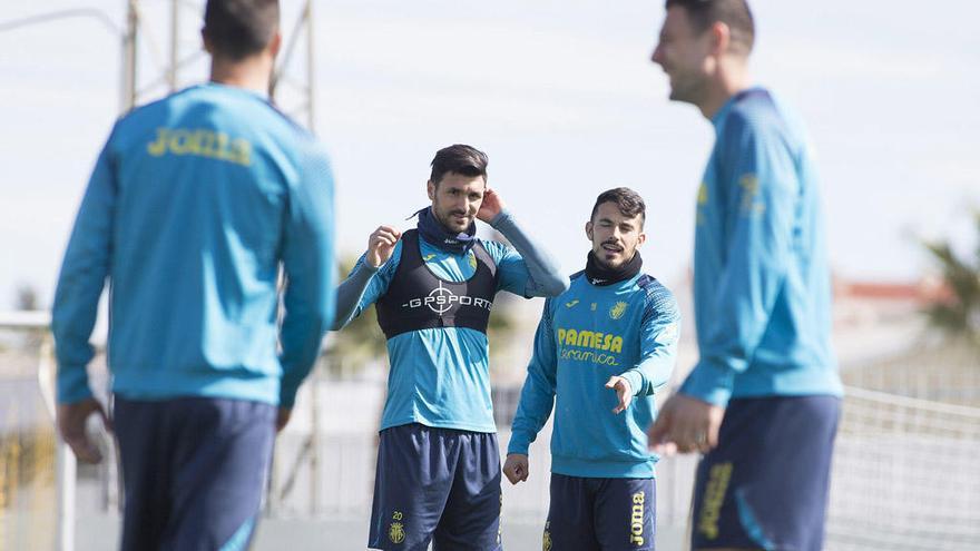 Sansone, en el centro de la imagen, con el Villarreal.