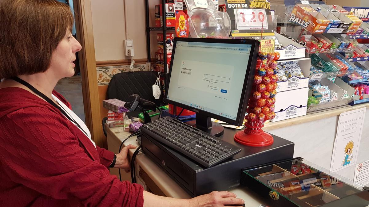 Responsable del local, con el ordenador.