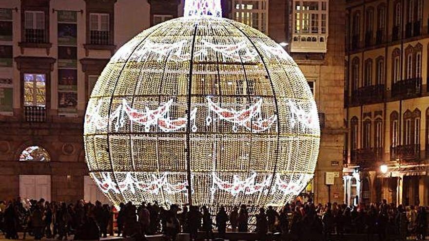 Bola navideña en la Marina de A Coruña.