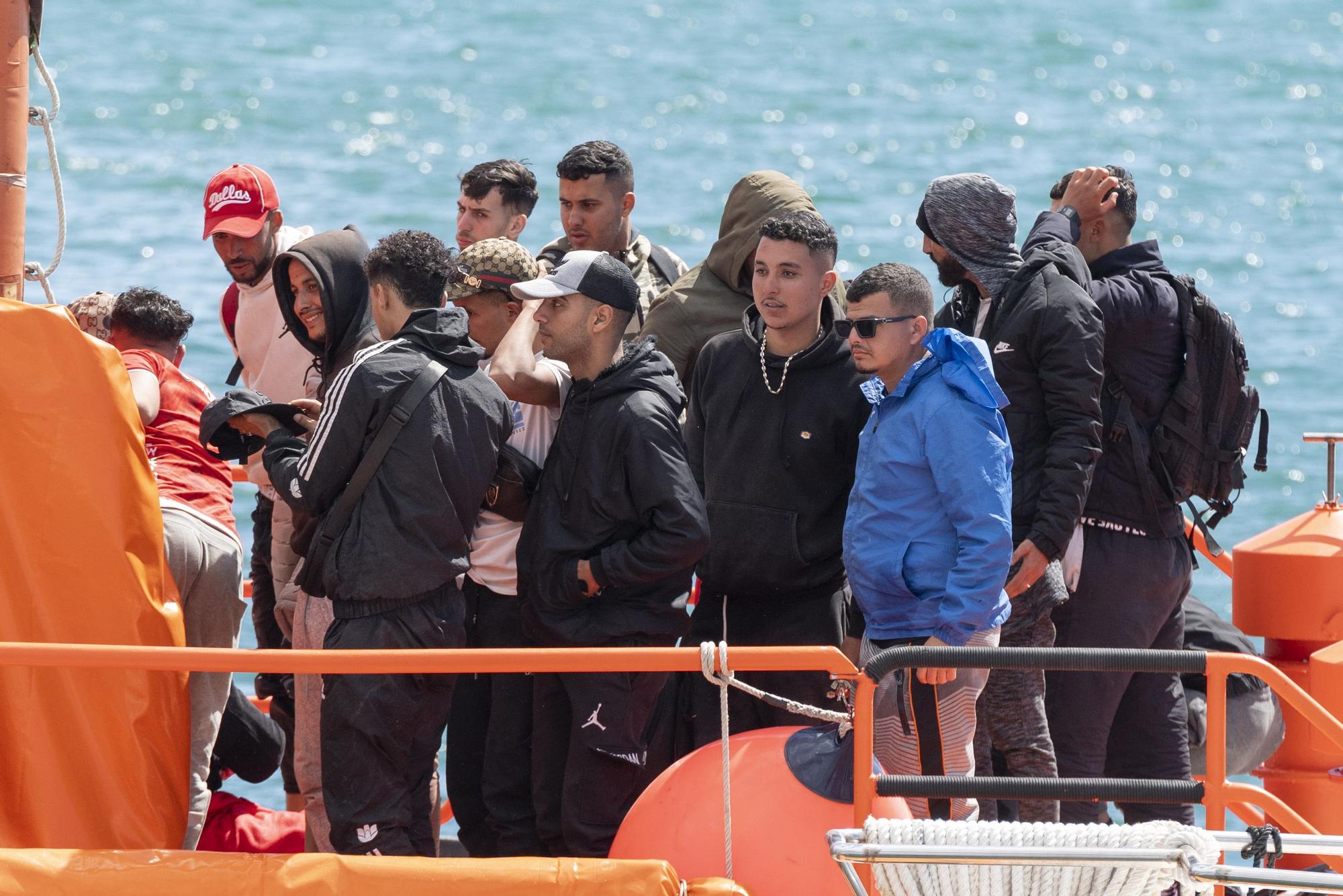 Migrantes desembarcados en Arrecife (Lanzarote) por Salvamento Marítimo el 9 de junio de 2024